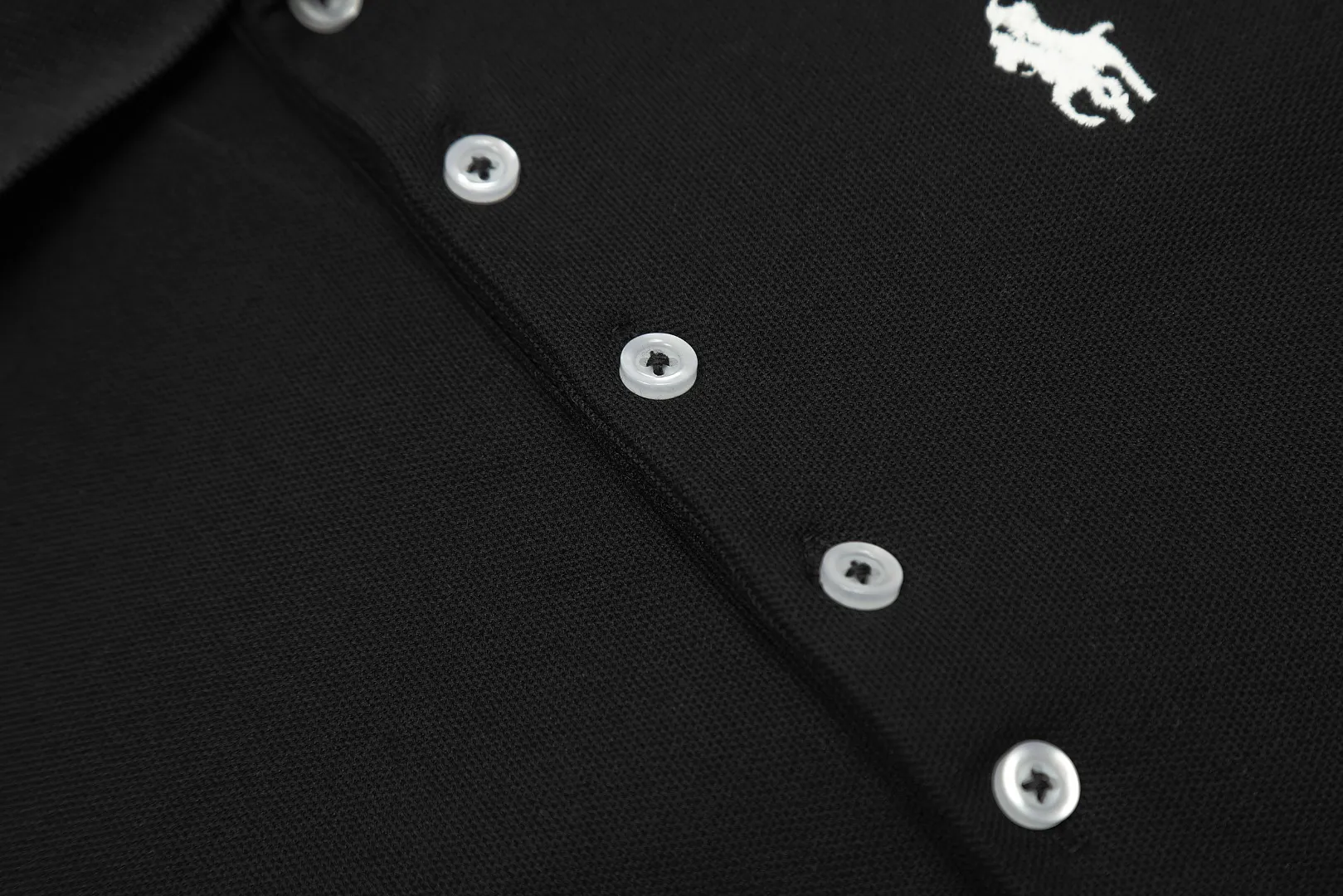 🅿️152 "Top quality" Style number: DS004# (not off the shelves all year round) [Ralph Lauren classic pony embroidered lapels women's slim fit POLO short sleeves] ✅Ralph Lauren Ralph Lauren classic basic women's all-match slim fit POLO short sleeves ✅Main supplier platform live broadcast Wholesale entities Replenish when out of stock Not off the shelves ✅ZP quality 1:1 pattern making Scan the code to enter the GF website Z cabinet quality ✅Details and quality are the only one in Guangzhou. Imported pique fabrics focus on high-end and cost-effective. Needless to say good quality. ✅The version is restored to the original order. The maximum size can be worn up to 130 pounds. Loose, comfortable and stress-free.